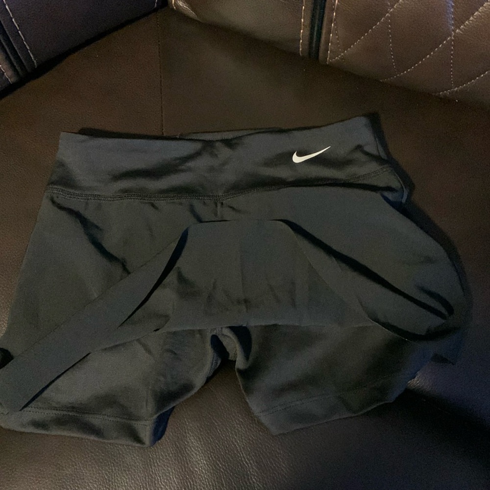 Black Nike skort size small in kids